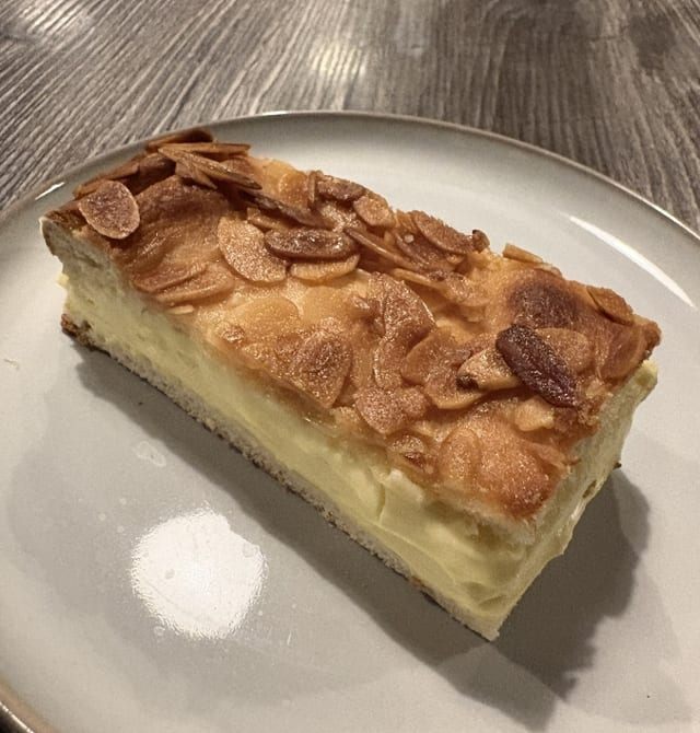 Bee Sting Cake / Bienenstich.
